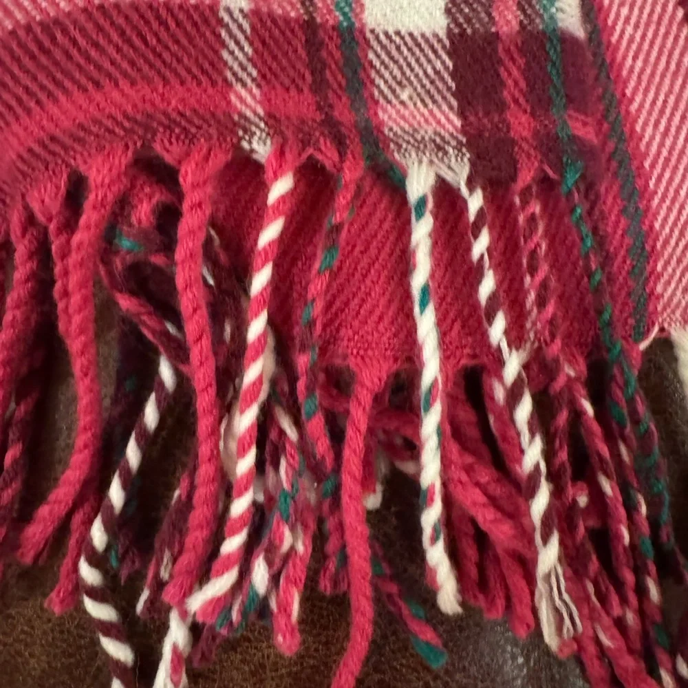 J Crew pink and green plaid scarf. Like new 25”x80”
Warm. Soft and pretty - Picture 2 of 5